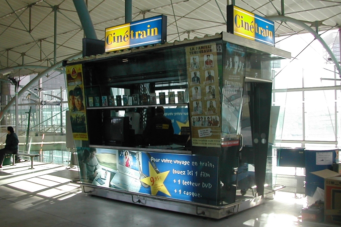 Un kiosque Cinétrain, conçu par les architectes R2B