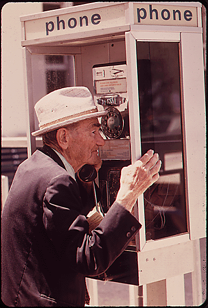 homme à la cabine téléphonique