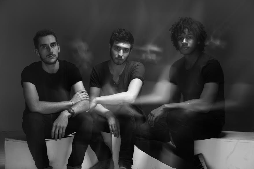 Photo noir et blanc du groupe Jabberwocky avec Camille, Manu et Simon 