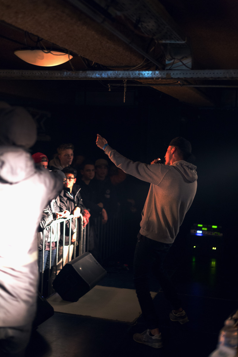 Le rappeur Aladin 135 en concert devant sa scène