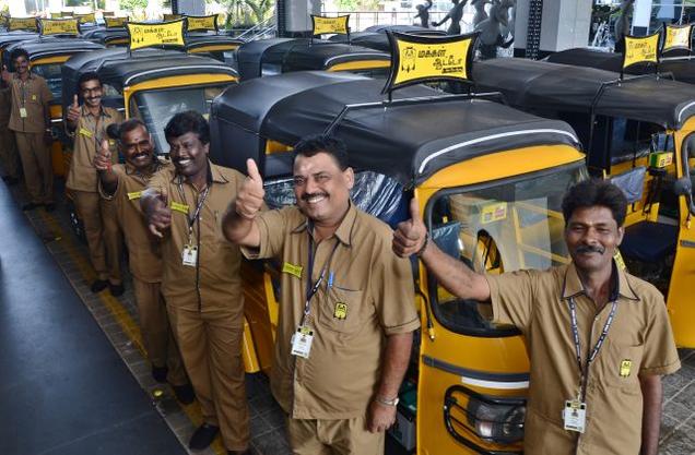 Photo de chauffeur de taxi en Inde avec le pouce en l'air