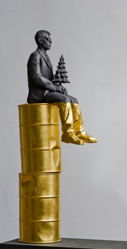 Une sculpture pétrole baril homme sapin