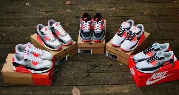 Photo de paires d'air max posées sur leur boîte