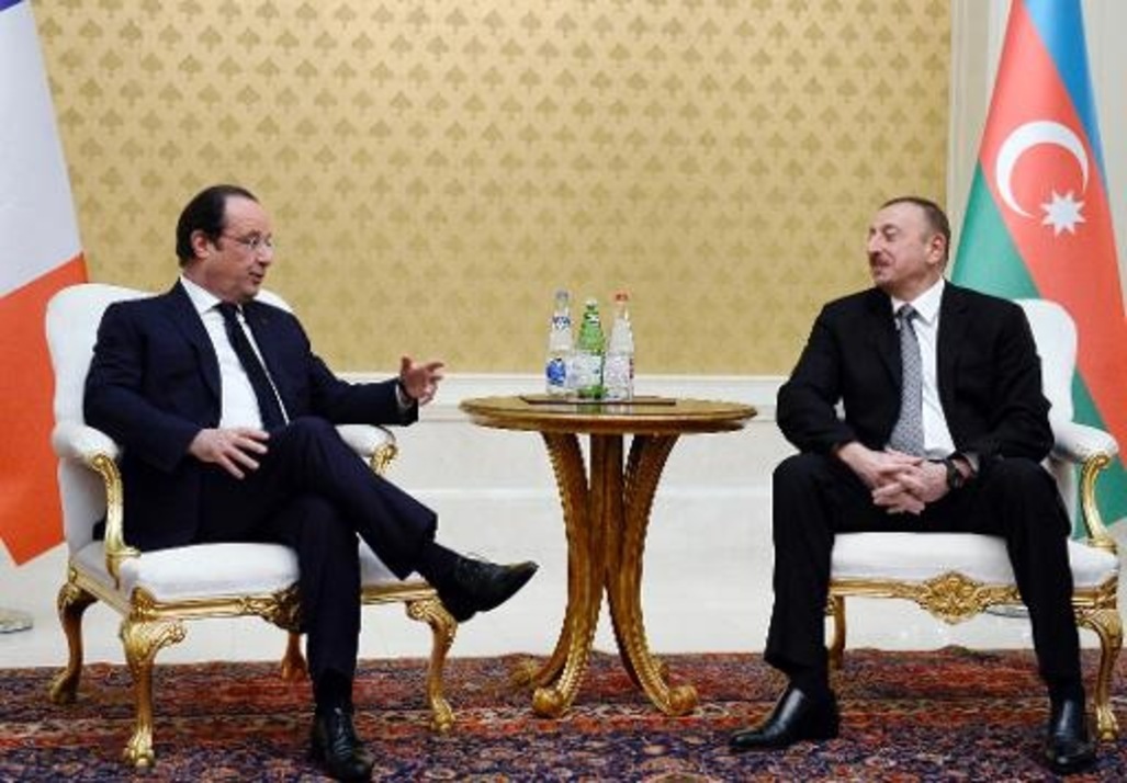 A-Bakou-Hollande-evoque-prudemment-la-question-des-droits-de-l-homme_article_popin