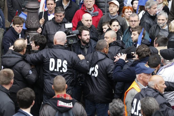 les-journalistes-du-petit-journal-de-canal-ont-ete-exfiltres-par-le-service-d-ordre-du-fn-photo-afp