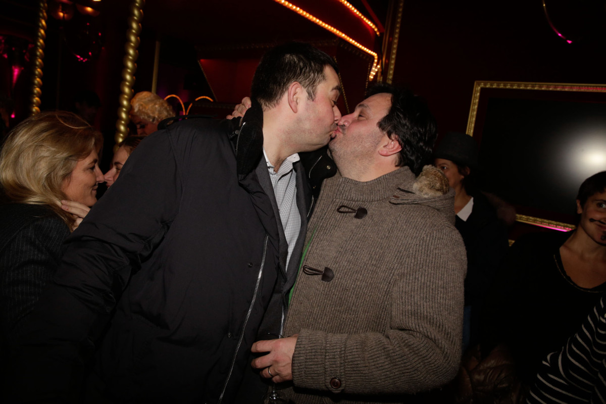 2013 - Cérémonie de remise des prix au Cirque d’Hiver - Baiser entre Yves Camdeborde et Jean-Francois Piège (crédit Pierre Lucet-Penato)
