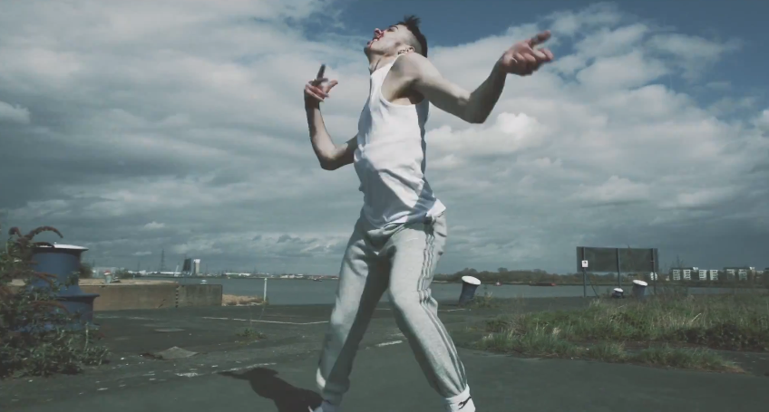 Young Father Shame Clip Capure écran ciel bleu