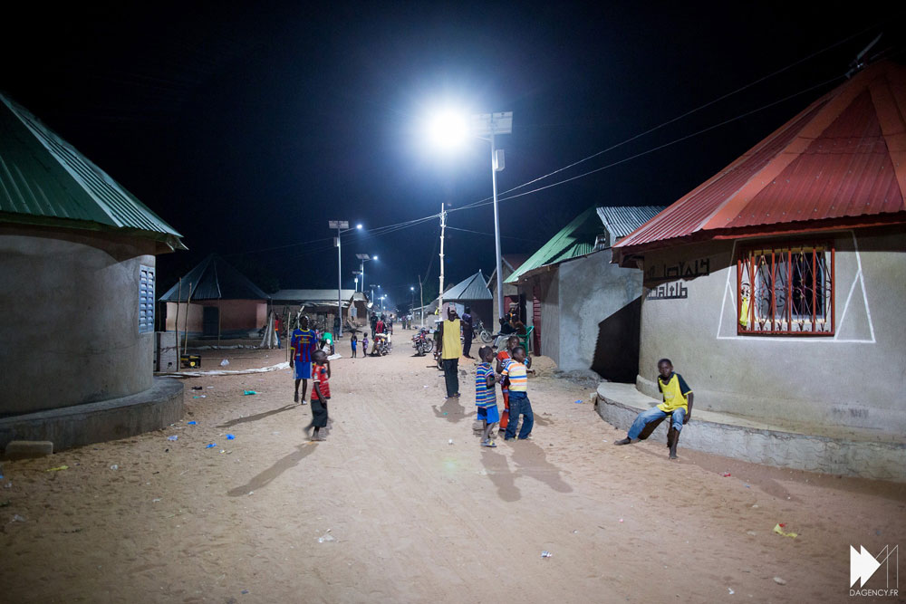 Panneaux village nuit