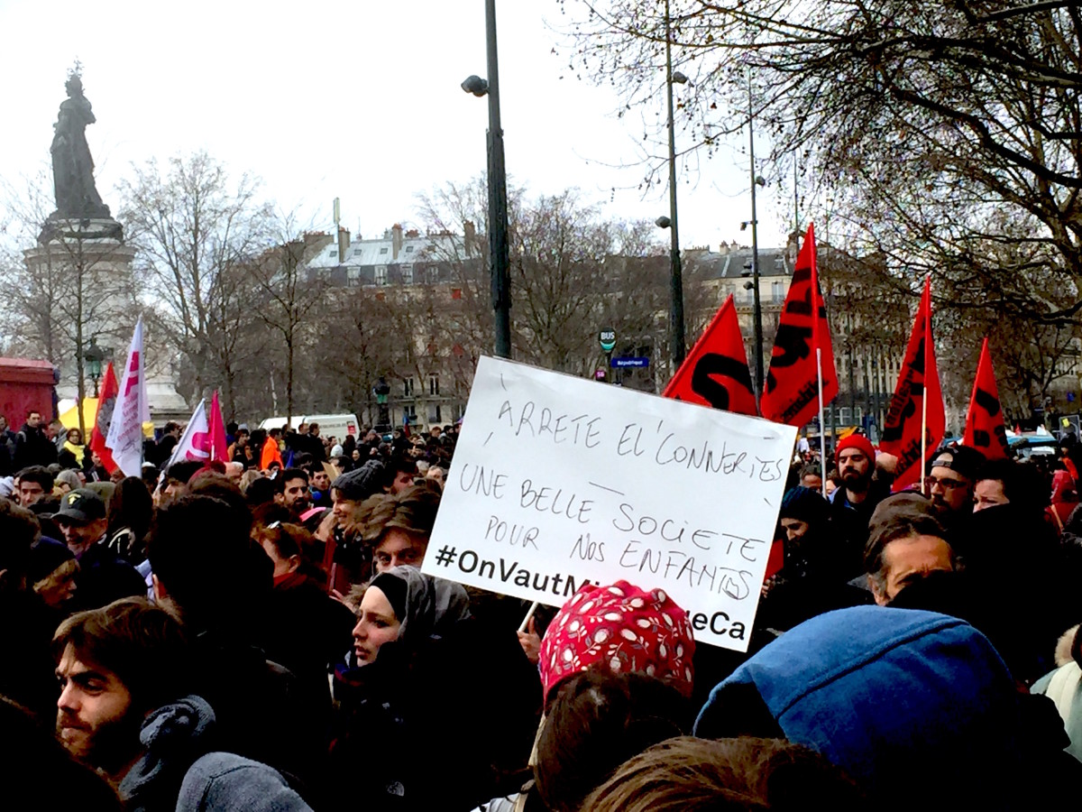"Arrête "El" Conneries - Une belle société pour nos enfants" écrit sur une pancarte pendant la manif du 9 mars