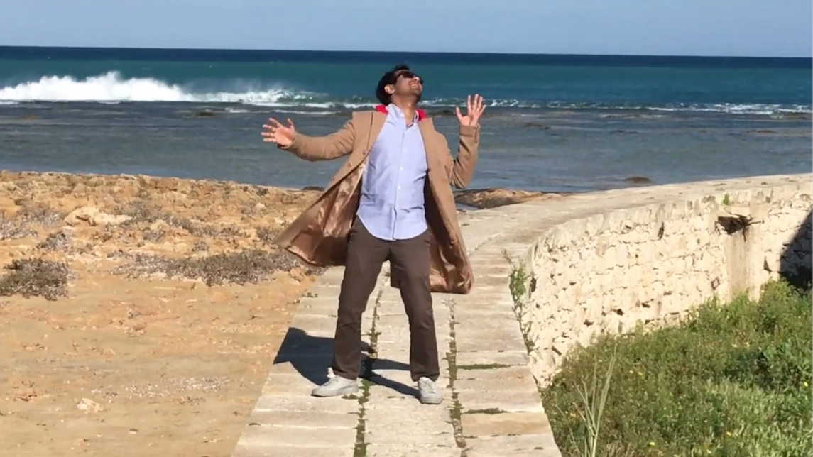 Aziz Anzari dans son clip amateur de Famous