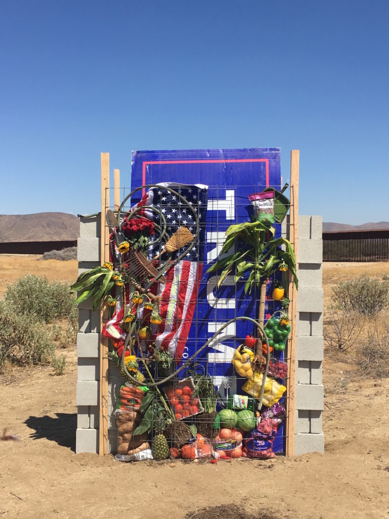 Mur criblé de fruits et de pourritures diverses sur fond d'affiches publicitaires en faveur de Donald Trump