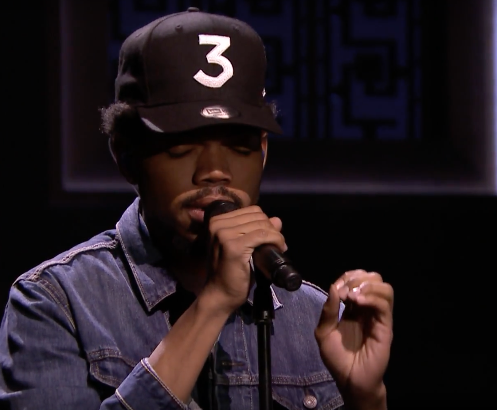 Chance The Rapper qui chante les yeux fermés