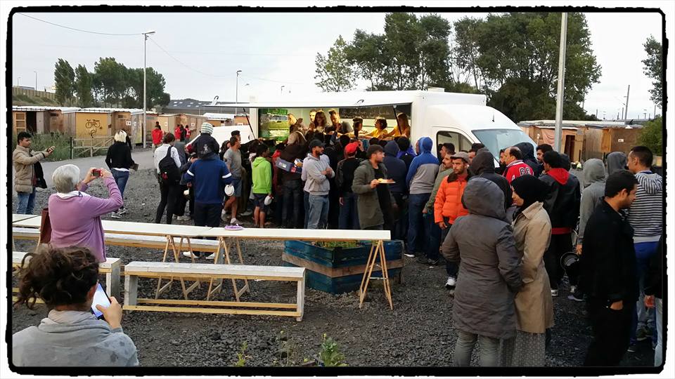 Le food truck sur le camp de Grande-Synthe (photo Facebook le RECHO)