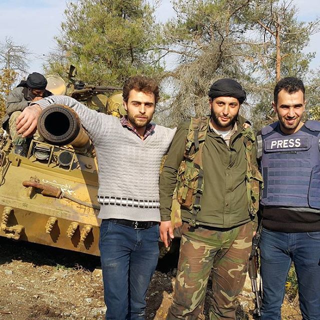 Le caméraman Khaled al-Issa, un rebel et le journaliste Hadi Abdullah au sommet de la montagne Turkmen, qui borde la frontière Turque, dans la région de Lattaquié en Syrie.