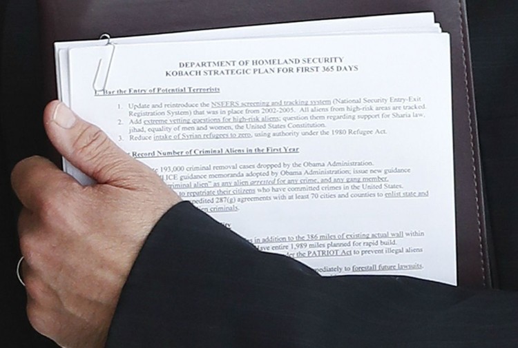 © AP photo / Carolyn Kaster : Zoom sur la première page du plan de stratégie de sécurité intérieure de Kobach