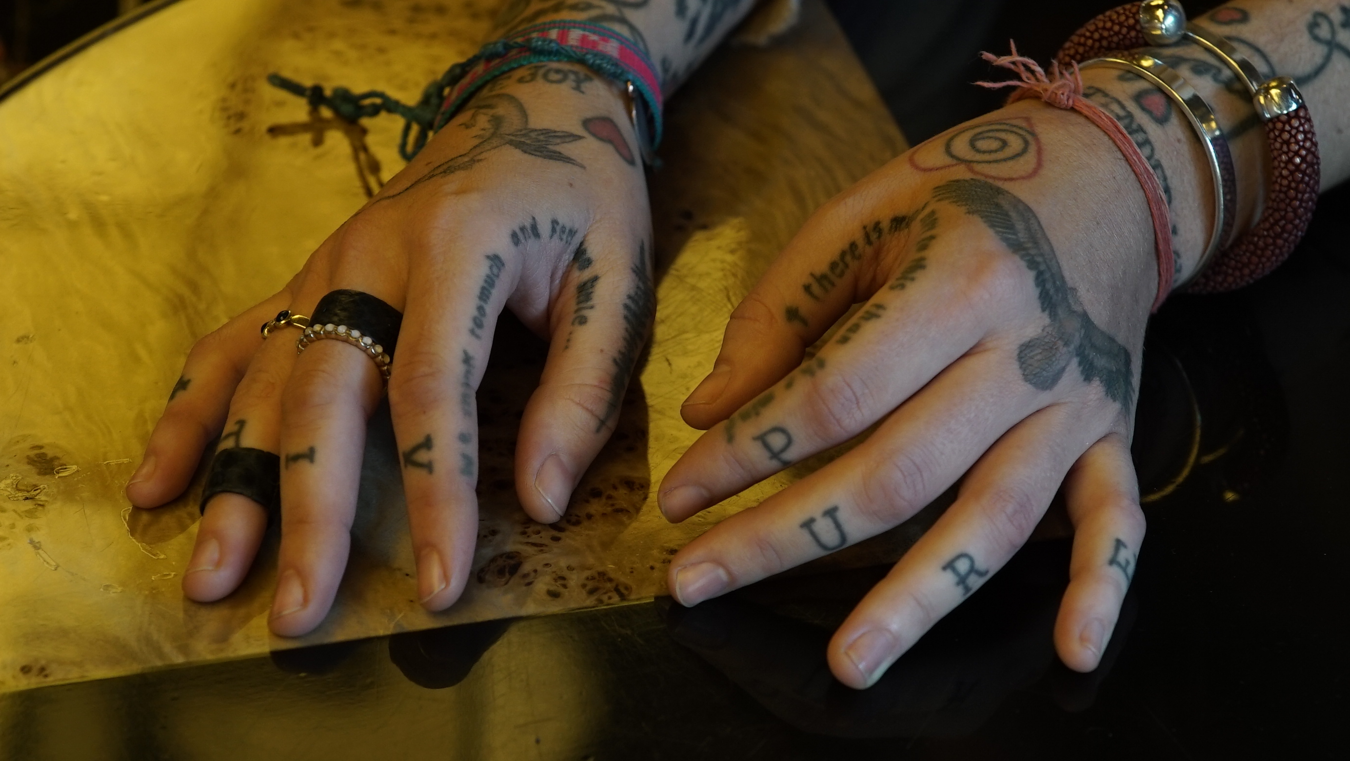 Tatouages mains Annina Roescheisen