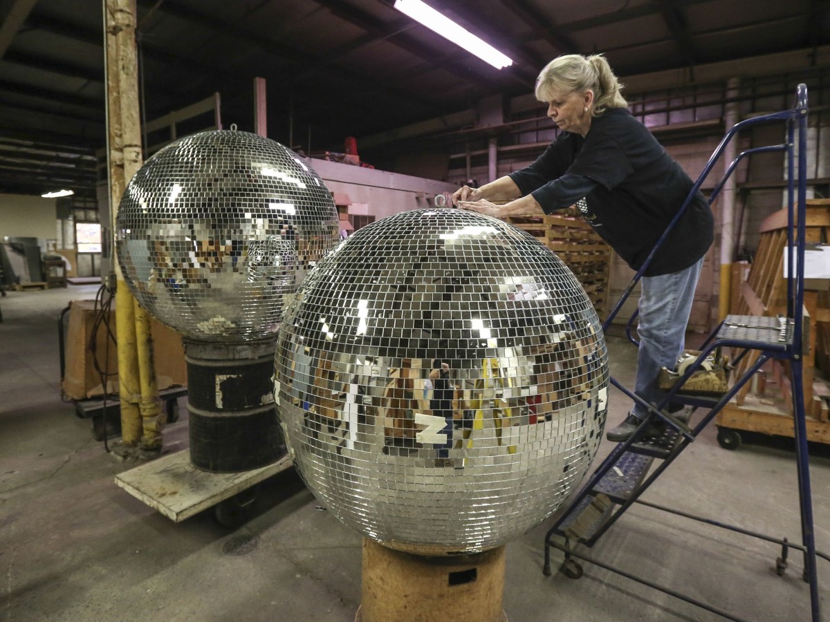 yolanda baker crée ses boules disco 