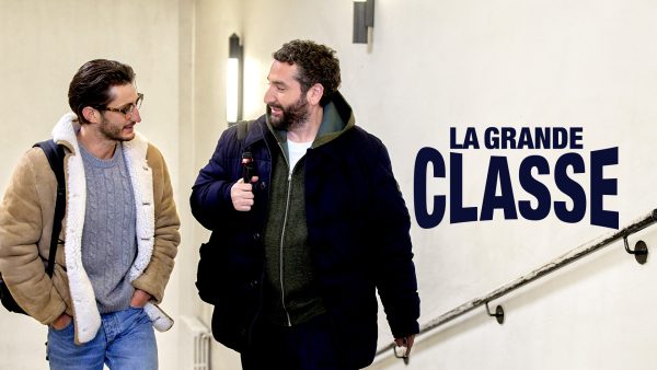 Mouloud Achour et Pierre Niney passent une journée dans l'ancien lycée de ce dernier dans le cadre de l'émission La Grande Classe.