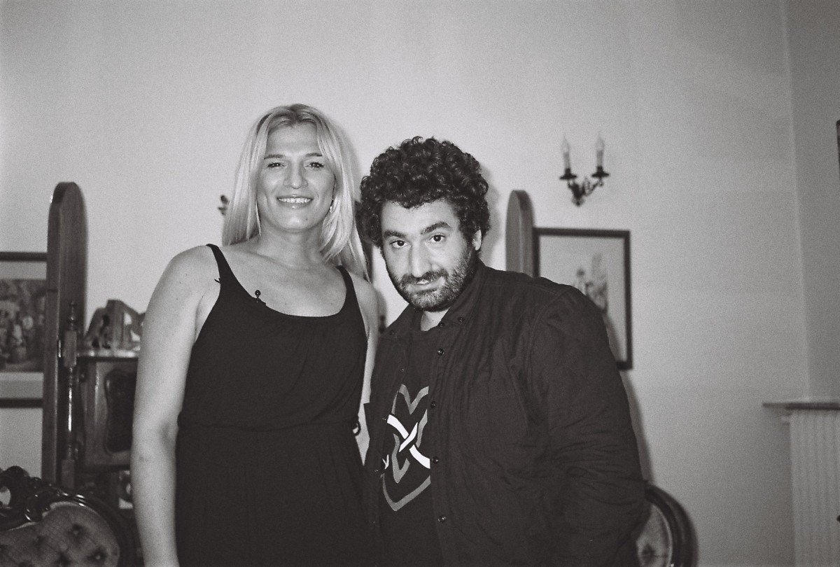 Photo en noir et blanc de Mouloud Achour avec la journaliste turque Michelle Demishevich