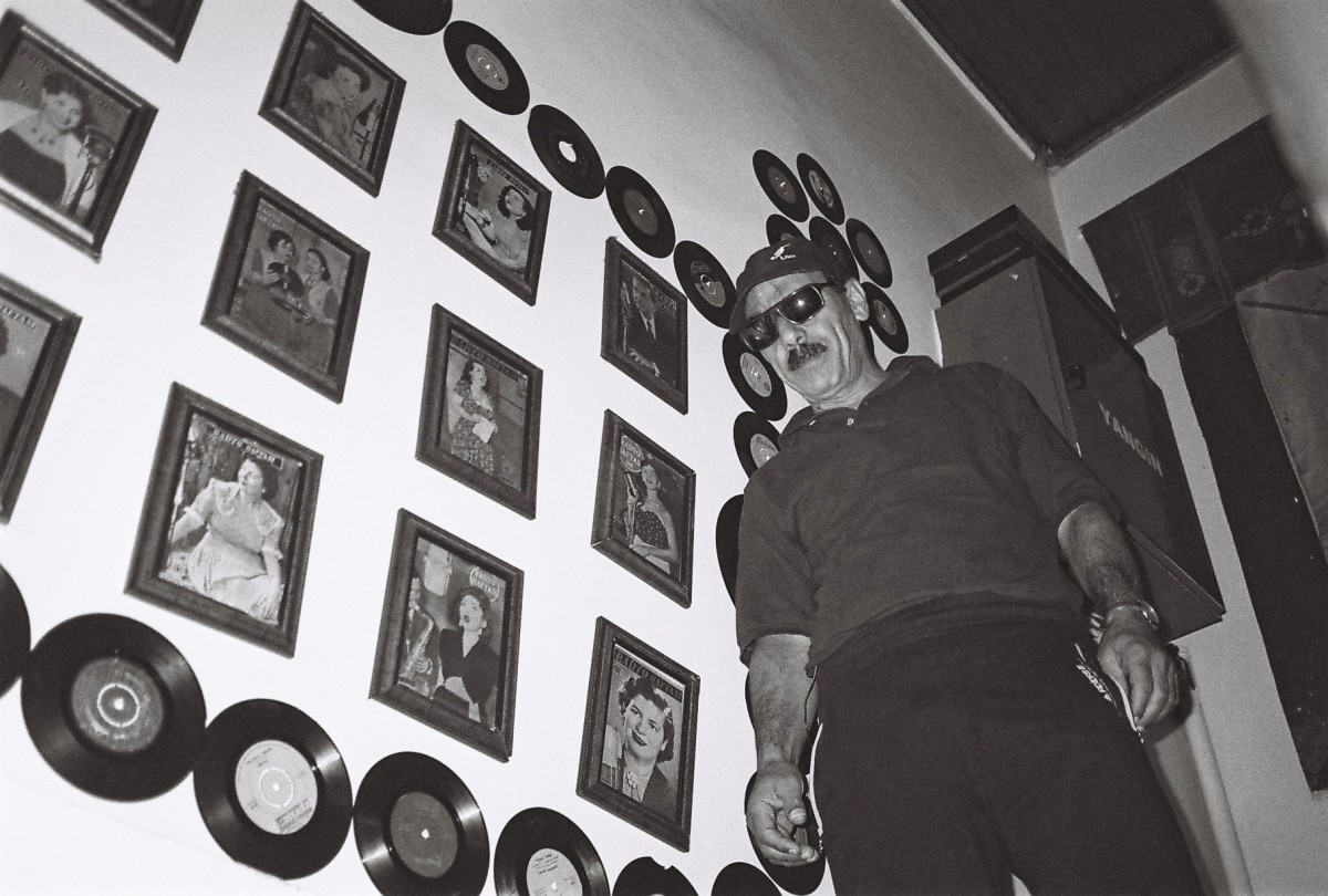 Photo d'Omar Souleyman devant des vinyles par Kim Chapiron à Istanbul