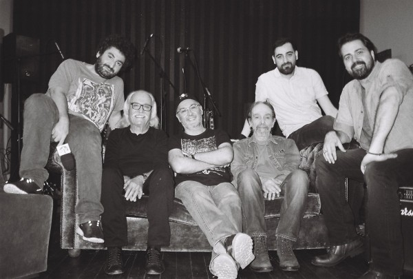 Photo des membres du groupe Mogollar sur un canapé avec Mouloud Achour 2014