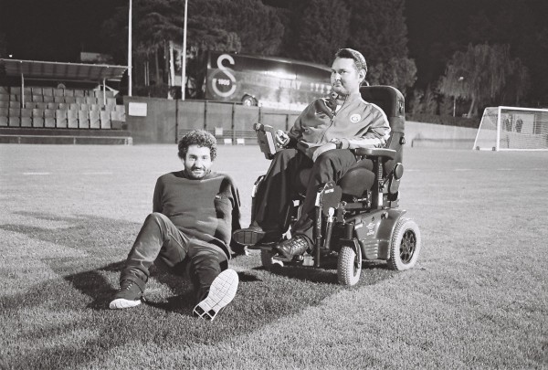 Photo de Mouloud Achour et du recruteur du Galatasaray Emre Utkucan sur le terrain pelouse d'entraînement