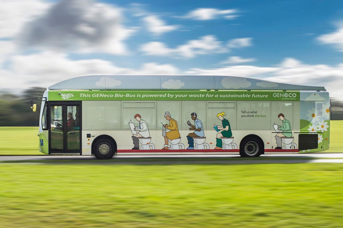 Photo d'un bio bus qui roule avec des dessins de personnes aux toilettes dessus
