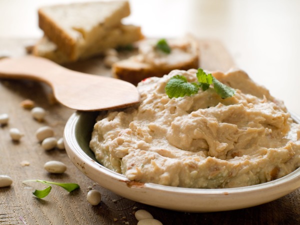 Une photo de houmous aussi appelé hummus ou hommes en libanais persil assiette