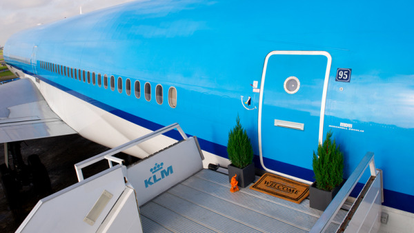 airbnb-KLM-plane-apartment-designboom-01