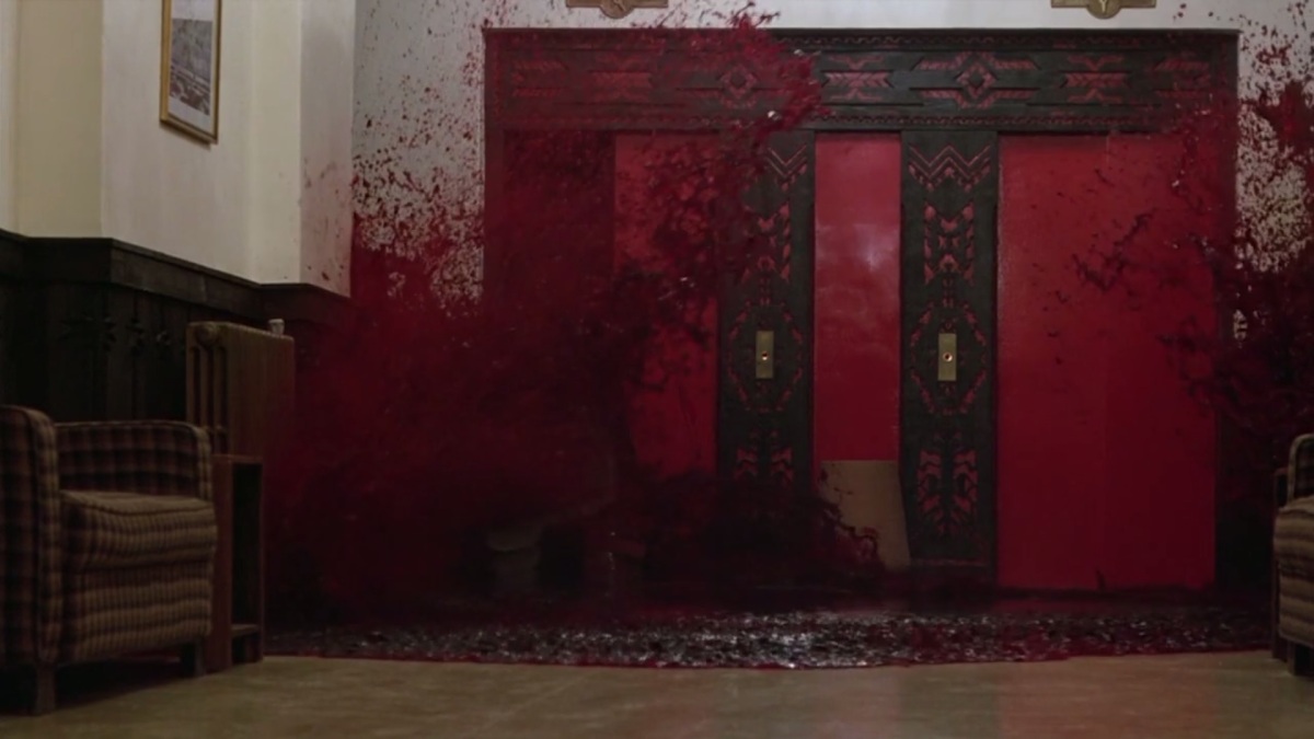 Photo d'une scène du film shining de Stanley Kubrick avec du sang qui se déverse d'un ascenseur