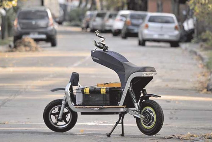 Photo d'un scooter électrique avec un grand coffre ouvert sous la selle
