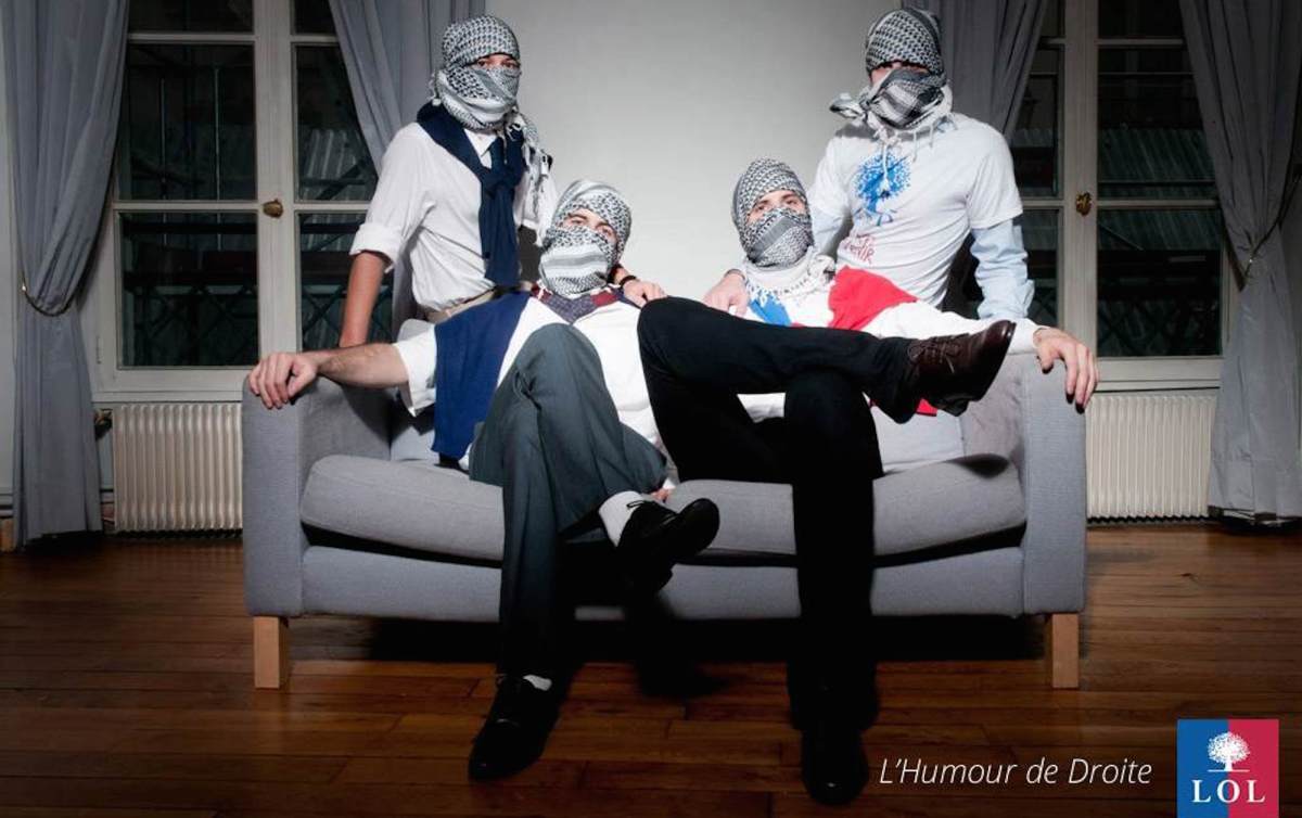Les quatre membres de l'humour de droite sur un canapé