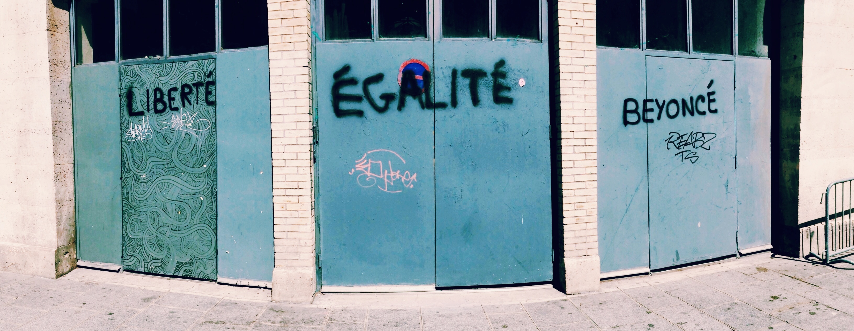 Photo de portes d'entrée de garages avec un tag liberté égalité beyoncé