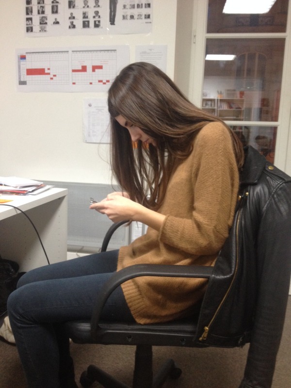 jeune fille regardant son téléphone portable