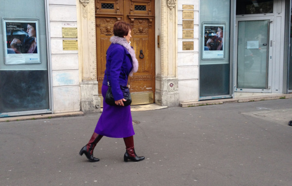 violetta violet femme marche rue