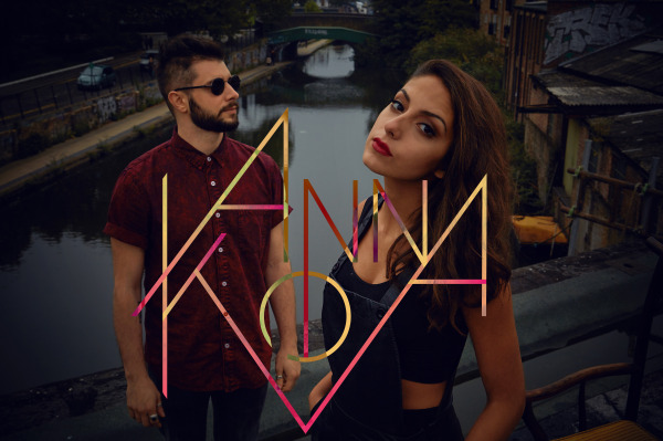 Photo d'Anna Kova et MiM sur un pont