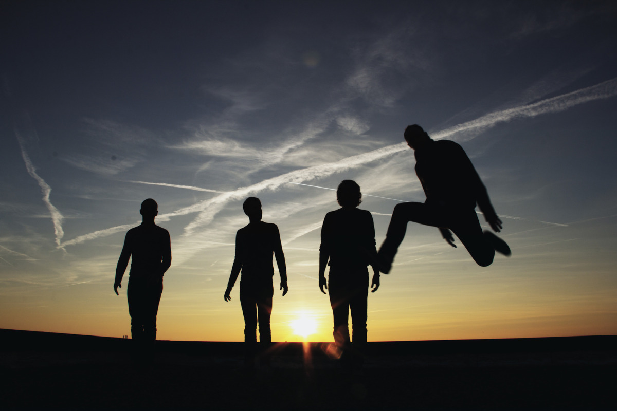 Photo du groupe Isaac Delusion en contre jour avec le ciel derrière (crédit Valentin Boudet)