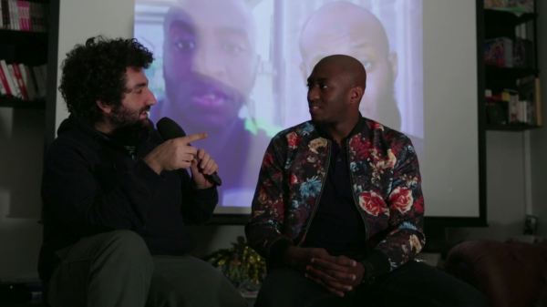 Photo de Mouloud Achour en interview avec Rafik Mhoumadi, l'humoriste confondu dans le JT d'M6 avec l'agresseur du commissariat de Joué-les-Tours