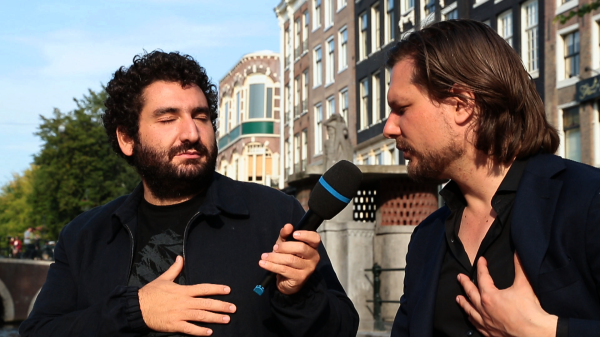 Photo de Mouloud Achour et Baptist de Pape la main sur le coeur sur un bateau à Amsterdam