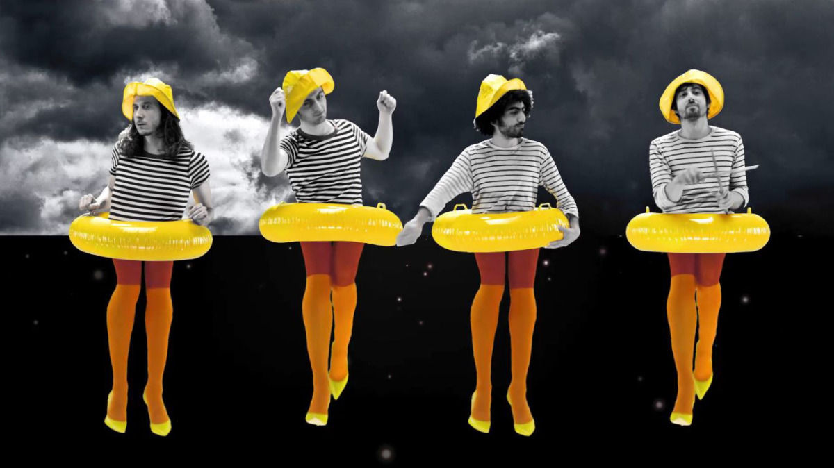 Photo des quatre membres du groupe de musique Super Social Jeez dans le clip Jane