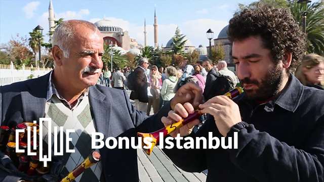 Photo de Mouloud Achour qui fait de la flûte à Istanbul en Turquie