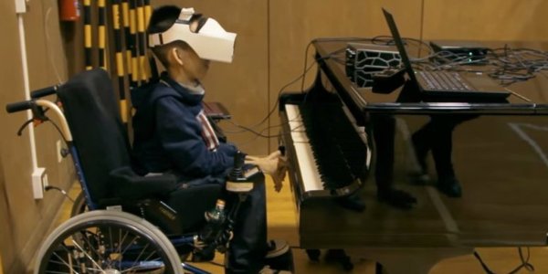 Photo d'un garçon qui joue du piano avec un oculus rift