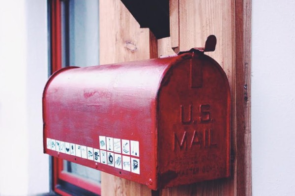 boîte aux lettres rouges