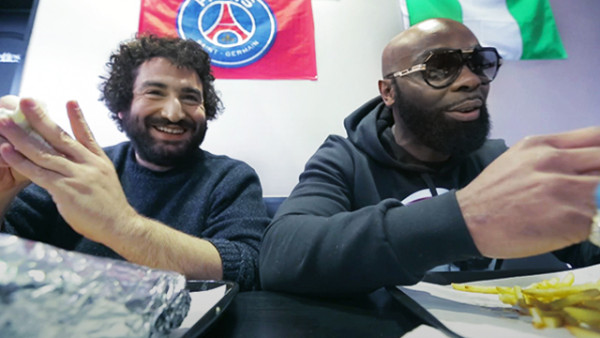 Photo de Kaaris et Mouloud Achour en train de manger un grec kebab