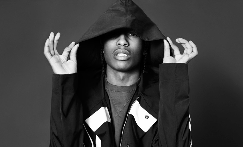 Le rappeur Asap Rocky porte un hoodie