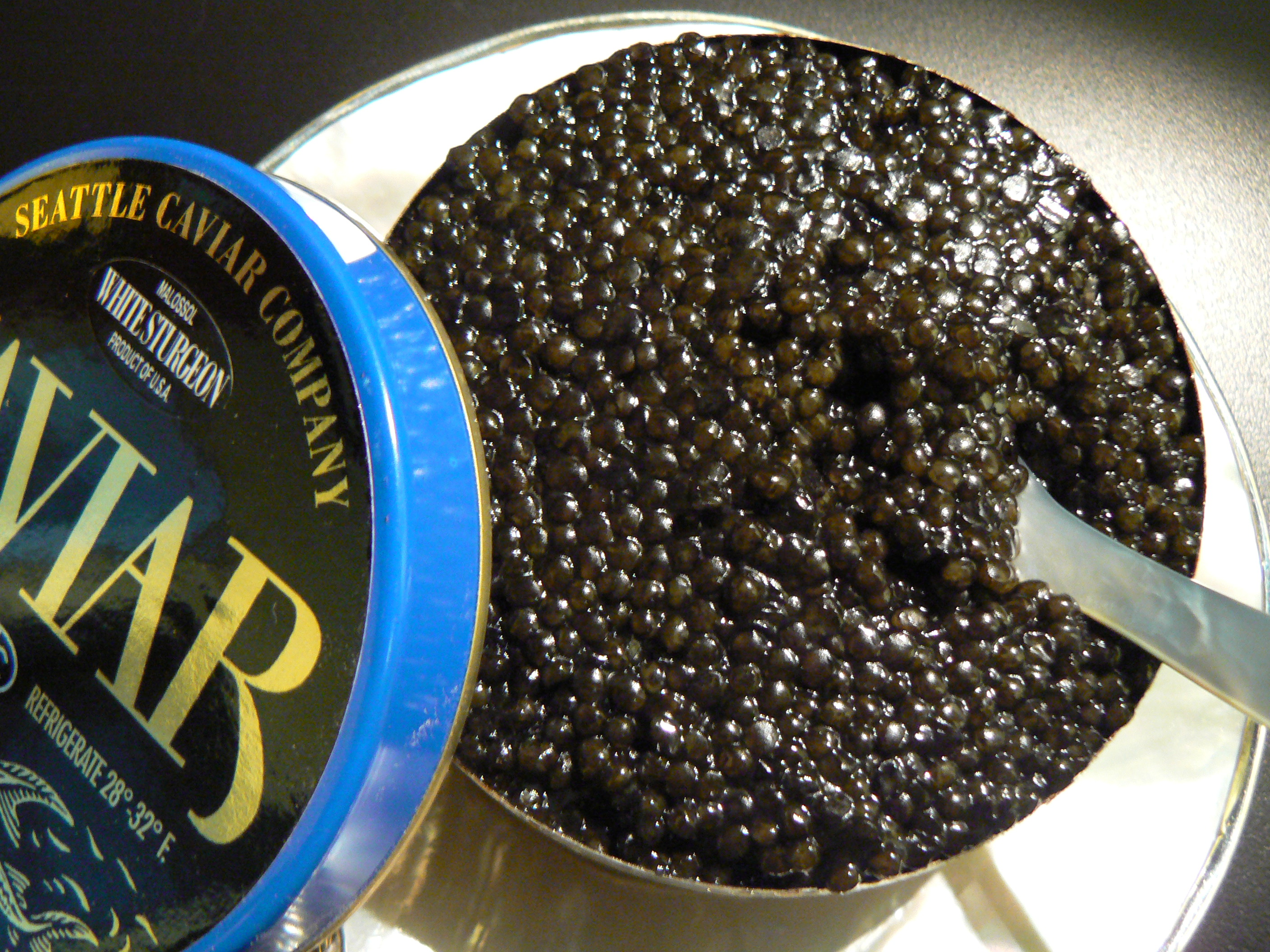 Какая икра крупная. Черная икра. Caviar икра. Крупная черная икра. Черная икра Caviar.