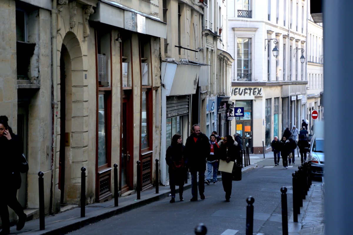 Une rue fréquentée du quartier. 