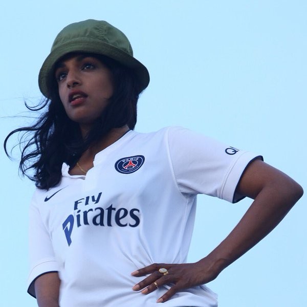 M.I.A. avec un t-shirt PSG