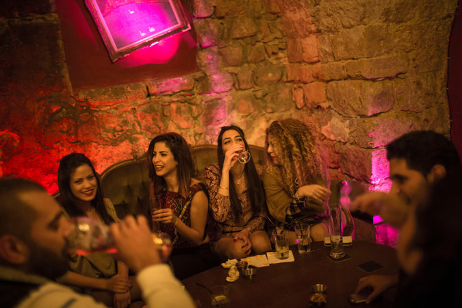 Des jeunes femmes prennent un verre à Haifa
