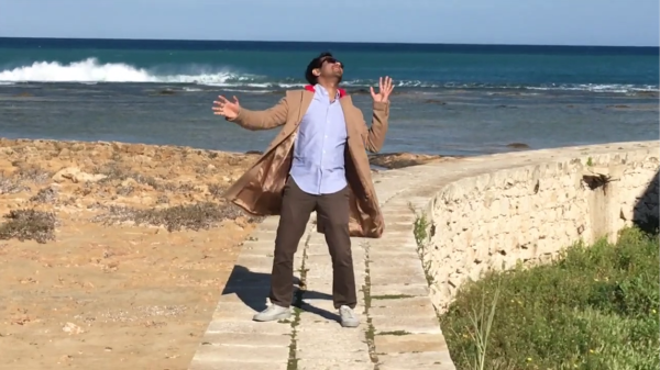 Aziz Anzari dans son clip amateur de Famous